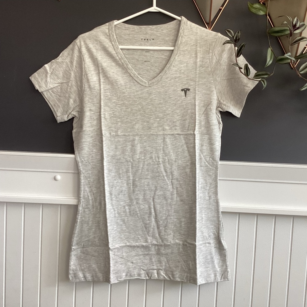 Women’s V neck Tesla T Shirt in L